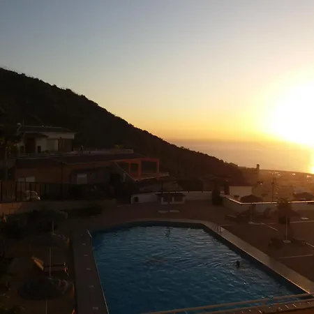 아파트 3 Bedrooms Heated Pool 아데제