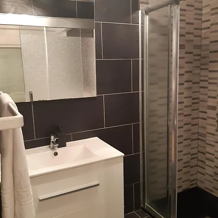 3 Bedrooms Heated Pool Apartment *