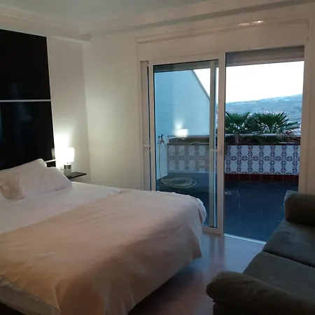 3 Bedrooms Heated Pool Apartment *